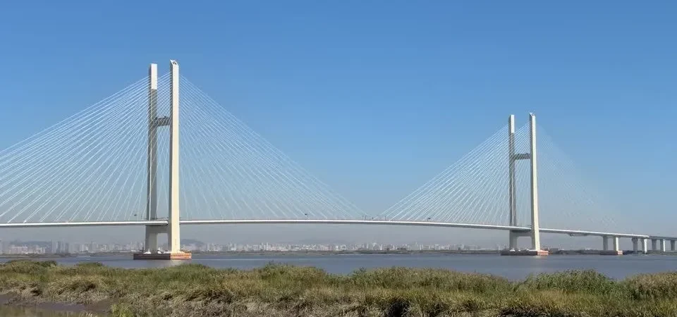 China e Coreia do Norte inauguram nova ponte após anos de atrasos e ampliam conexão entre os países