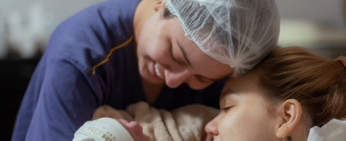 Nasce Isabela, primeira filha de Mari Fernandez e Júlia Ribeiro