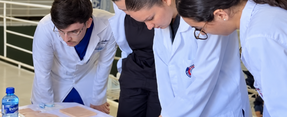ESICON prepara acadêmicos de Medicina para os desafios da prova prática do Revalida no Brasil