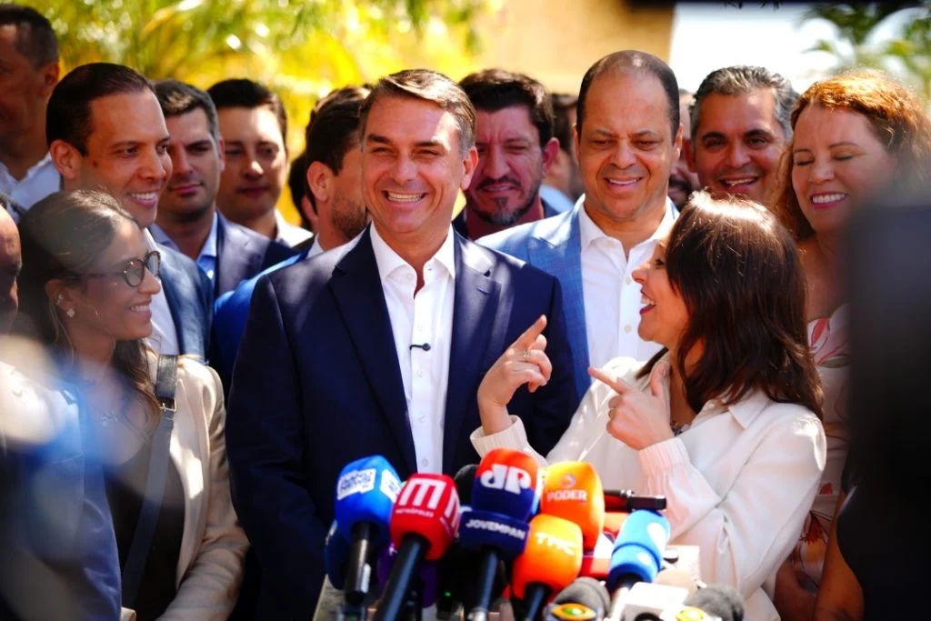 Apoios de partidos ampliam força de Flávio Bolsonaro antes do segundo turno presidencial