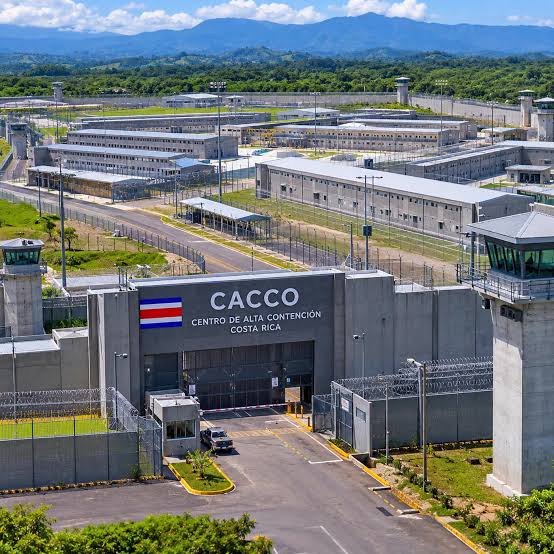 Costa Rica inaugura megapenitenciária inspirada no modelo de segurança de El Salvador